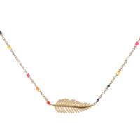 Collier composé d'une chaîne avec une feuille en acier doré et des perles en émail multicolore. Fermoir mousqueton avec 5 cm de rallonge.