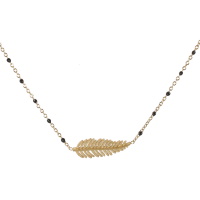 Collier composé d'une chaîne avec une feuille en acier doré et des perles en émail de couleur noire. Fermoir mousqueton avec 5 cm de rallonge.
