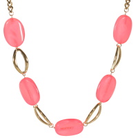 Collier composé d'une chaîne en acier doré et de perles plates ovales de couleur rose. Fermoir mousqueton avec 5 cm de rallonge.