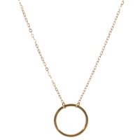 Collier composé d'une chaîne et d'un pendentif cercle en acier doré. Fermoir mousqueton avec 5 cm de rallonge.