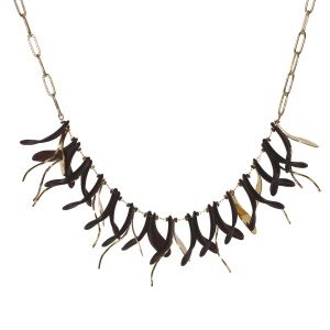 Collier sautoir composé d'une chaîne avec pendants en forme de pétales en acier doré et de pendants en forme de pétales de couleur noire. Fermoir mousqueton avec 5 cm de rallonge.