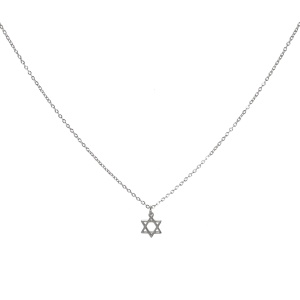 Collier composé d'une chaîne et d'un pendentif en forme d'étoile de David (Maguen David) en acier argenté. Fermoir mousqueton avec 5 cm de rallonge.