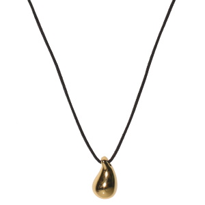 Collier composé d'un cordon de coton noir et d'un pendentif en forme de goutte en acier doré.