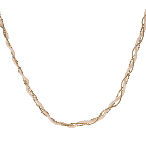 Collier triple rangs entrelacés composé de deux chaînes en acier doré et d'une chaîne perles de couleur blanche rosée. Fermoir mousqueton avec 5 cm de rallonge.