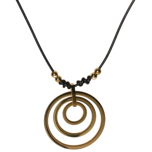 Collier composé d'un cordon en coton ciré de couleur noir et d'un pendentif de trois cercles en acier doré. Fermoir mousqueton avec 5 cm de rallonge.