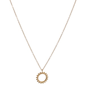 Collier composé d'une chaîne et d'un pendentif cercle en forme de soleil en acier doré. Fermoir mousqueton avec 5 cm de rallonge.
