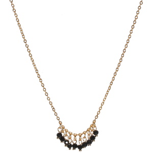 Collier composé d'une chaîne en acier doré et de pampilles de perles de couleur noire. Fermoir mousqueton avec 5 cm de rallonge.