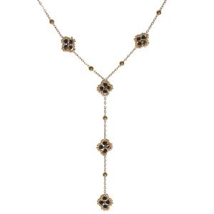 Collier de forme Y composé d'une chaîne boules en acier doré et de fleurs en perles de couleur noire. Fermoir mousqueton avec 5 cm de rallonge.