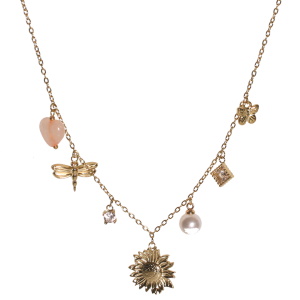 Collier composé d'une chaîne avec pendants papillon, libellule et tournesol en acier doré, d'une perle d'imitation, d'une pierre en forme de cœur, d'un cristal serti clos en forme de losange et d'un cristal serti griffes de forme carré. Fermoir mousqueton avec 5 cm de rallonge.