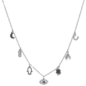 Collier composé d'une chaîne avec pendants croissant de lune, d'une main de fatma et d'un trèfle à quatre feuilles en acier argenté, de pendants symboles infini et fer à cheval pavés de strass, d'un œil de Turquie pavé de strass et serti d'un cristal bleu et d'une perle d'imitation. Fermoir mousqueton avec 8 cm de rallonge.