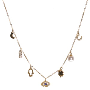 Collier composé d'une chaîne avec pendants croissant de lune, d'une main de fatma et d'un trèfle à quatre feuilles en acier doré, de pendants symboles infini et fer à cheval pavés de strass, d'un œil de Turquie pavé de strass et serti d'un cristal bleu et d'une perle d'imitation. Fermoir mousqueton avec 8 cm de rallonge.