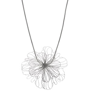 Collier sautoir composé d'une chaîne et d'une fleur en acier argenté.