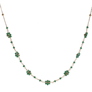 Collier composé d'une chaîne en acier doré et de fleurs en perles de couleur verte. Fermoir mousqueton avec 5 cm de rallonge.