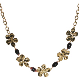 Collier composé d'une chaîne avec fleurs martelées en acier doré et de quatre perles ovales de couleur noire. Fermoir mousqueton avec 5 cm de rallonge.