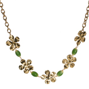 Collier composé d'une chaîne avec fleurs martelées en acier doré et de quatre perles ovales de couleur verte. Fermoir mousqueton avec 5 cm de rallonge.