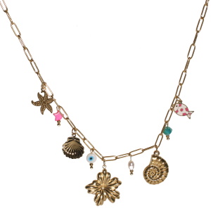 Collier composé d'une chaîne avec breloques en forme d'étoile de mer, de fleur et de coquillages en acier doré, d'un œil de Turquie, d'un poisson pavé d'émail, d'une perle d'imitation, d'une étoile rose et d'une perle bleue. Fermoir mousqueton avec 5 cm de rallonge.