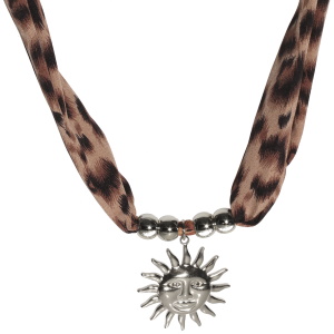 Collier composé d'une cordon foulard en textile tachetée, de boules en acier argenté et d'un pendentif en forme de soleil avec visage en acier argenté. Fermoir mousqueton avec 5 cm de rallonge.