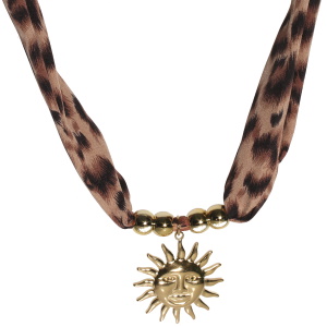 Collier composé d'une cordon foulard en textile tachetée, de boules en acier doré et d'un pendentif en forme de soleil avec visage en acier doré. Fermoir mousqueton avec 5 cm de rallonge.