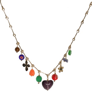 Collier composé d'une chaîne avec breloques en forme de fleur en acier doré sertie d'un strass, de perles multicolore et d'un pendentif cœur en pierre de couleur violette. Fermoir mousqueton avec 5 cm de rallonge.