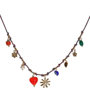 Collier composé d'un cordon multicolore, de breloques en forme de fleurs en acier doré dont une surmontée d'une perle d'imitation, d'une perle d'imitation, de perles multicolores et d'un cœur de couleur rouge. Fermoir mousqueton avec 5 cm de rallonge.