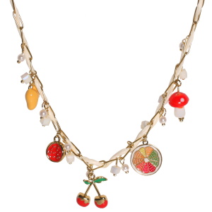 Collier composé d'une chaîne en acier doré entrelacée d'un cordon de paille blanche, de perles cubiques blanches, de perles d'imitation, de pendants en forme de champignon, de tranche d'agrume, de cerises, de grenade et de poire. Fermoir mousqueton avec 5 cm de rallonge.