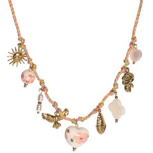 Collier composé d'un cordon multicolore, de pendants en forme de fleur, de maïs, d'aigle et de soleil avec visage en acier doré, d'un cœur rose, d'un trèfle à quatre feuilles en nacre, de perles d'imitation, d'une perle avec dessins de fleurs et d'un cœur avec dessins de fleurs. Fermoir mousqueton avec 5 cm de rallonge.