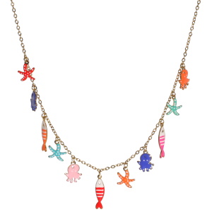 Collier composé d'une chaîne en acier doré et de pendants en forme de pieuvre, étoile de mer et poisson en émail de couleur. Fermoir mousqueton avec 5 cm de rallonge.