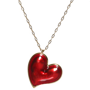 Collier composé d'une chaîne en acier doré et d'un pendentif en forme de cœur pavé d'émail rouge. Fermoir mousqueton avec 5 cm de rallonge.