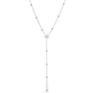 Apportez une touche de lumière et de sophistication à votre décolleté avec ce collier de style lariat (en Y), une pièce à la fois moderne et intemporelle. Conçu en acier inoxydable de haute qualité, il allie la brillance de l'argent à une résistance exceptionnelle au quotidien. Une magnifique étoile du nord (ou étoile polaire) finement ciselée et sertie de cristaux scintillants, point d'ancrage de ce bijou raffiné. La maille délicate est rythmée par de petites perles d'acier polies, ajoutant du relief et une texture élégante à l'ensemble. Un mousqueton sécurisé accompagné d'une chaînette d'extension, permettant d'ajuster parfaitement la taille à votre morphologie.