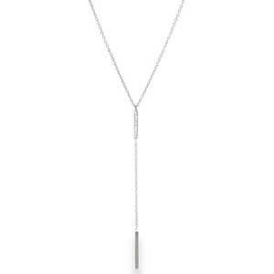 Affirmez votre style avec ce collier lariat au design minimaliste et géométrique. Alliant finesse et caractère, ce bijou est l'accessoire idéal pour sublimer un décolleté avec élégance. Une chaîne fluide en maille forçat délicate, structurée par deux barrettes verticales superposées. La barrette supérieure est subtilement sertie de cristaux pour accrocher la lumière, tandis que la barrette pendante affiche une finition lisse et polie pour un contraste moderne. Un mousqueton sécurisé accompagné d'une chaînette d'extension, permettant d'ajuster parfaitement la taille à votre morphologie.