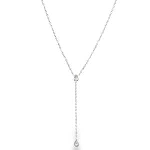 Laissez-vous séduire par la finesse de ce collier cravate d'une élégance rare. Conçu en acier inoxydable de haute qualité, ce bijou se distingue par sa chaîne délicate qui vient souligner le décolleté avec une sensualité subtile. Deux cristaux étincelants en forme de poire — l'un à l'intersection et l'autre à l'extrémité de la chute — capturent la lumière à chaque mouvement, rappelant la pureté d'une goutte de rosée. Un accessoire minimaliste et sophistiqué, parfait pour sublimer une robe de soirée ou apporter une touche de lumière à un chemisier entrouvert. Un mousqueton sécurisé accompagné d'une chaînette d'extension, permettant d'ajuster parfaitement la taille à votre morphologie.