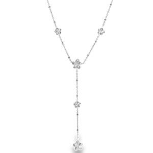 Ce délicat collier en acier argenté est orné de charmants motifs floraux, sertis de strass incolores taillés en brillant rond. L'arrangement en Y apporte une touche de modernité et d'élégance discrète à ce bijou, parfait pour sublimer votre décolleté avec raffinement. Un accessoire idéal pour ajouter une note de sophistication à votre quotidien. Fermoir mousqueton avec 5 cm de rallonge.