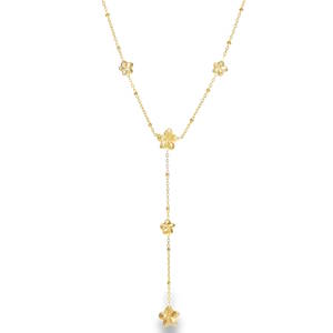 Ce collier charmant en acier doré arbore un design délicat avec des motifs floraux raffinés. Sa chaîne fine et scintillante ajoute une touche de féminité et d'élégance discrète à toute tenue. Parfait pour un usage quotidien ou pour rehausser un look de soirée. Fermoir mousqueton avec 5 cm de rallonge.