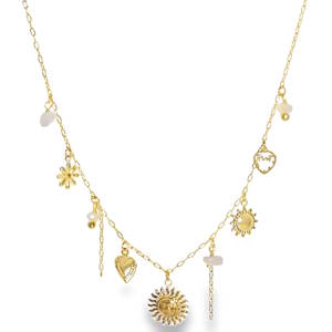 Ce collier est une pièce lumineuse et pleine de fantaisie, parfaite pour ajouter une touche solaire à n'importe quelle tenue. Le collier se distingue par son accumulation de pampilles variées, réparties harmonieusement le long d'une maille forçat fine. On y retrouve un mélange de symboles positifs et d'éléments naturels. Un soleil rayonnant aux traits finement gravés, symbole de vitalité et d'éclat. Des petits cœurs et une fleur délicate viennent ponctuer la chaîne. Des perles en pierre à de la pierre de lune apportent une douceur pastel et une dimension organique. De fines chaînettes verticales pendent délicatement, créant un mouvement fluide et élégant au porté. Un mousqueton sécurisé accompagné d'une chaînette d'extension, permettant d'ajuster parfaitement la taille à votre morphologie.