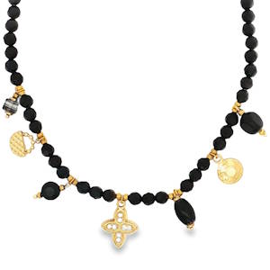 Rehaussez votre style avec ce collier de perles délicates, confectionné avec des perles noires lisses et brillantes. Accentué de détails dorés, ce bijou est une célébration de l'élégance discrète et du raffinement. Parfait pour ajouter une touche de sophistication à n'importe quelle tenue. Fermoir mousqueton avec 5 cm de rallonge.