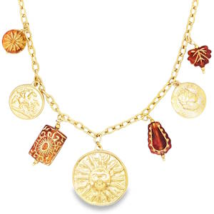 Ce collier à breloques en acier doré offre un design unique avec des motifs dessinés et des inscriptions. Il est idéal pour ajouter une touche d'originalité et d'éclat à votre style. Un bijou tendance, parfait pour toutes les occasions. Fermoir mousqueton avec 5 cm de rallonge.