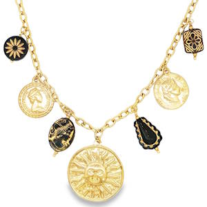 Ce collier à breloques en acier doré est une déclaration de style audacieuse. Chaque pendentif, finement ouvragé, raconte une histoire unique. Les détails gravés et les motifs distinctifs confèrent à ce bijou un charme intemporel. Portez ce collier pour ajouter une touche d'éclat doré à votre tenue, témoignant d'une élégance raffinée. Fermoir mousqueton avec 5 cm de rallonge.