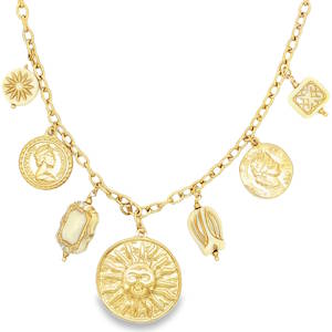 Ce collier à breloques en acier doré, orné de motifs gravés et de pièces frappées, incarne un style vintage et élégant. Son design unique et ses détails soignés en font un bijou distinctif, parfait pour ajouter une touche de sophistication à votre tenue. Fermoir mousqueton avec 5 cm de rallonge.