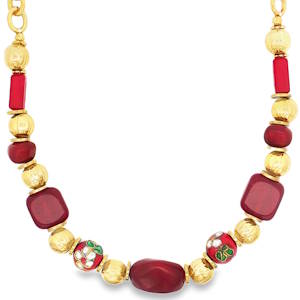 Ce collier de perles est une ode à l'élégance discrète. Composé de perles dorées et rouge profond, il présente un design unique avec des motifs floraux délicats. Son éclat chaleureux et son agencement harmonieux en font un bijou parfait pour sublimer toute tenue avec raffinement et originalité. Fermoir mousqueton avec 5 cm de rallonge.