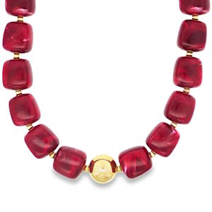 Arborez un charme intemporel avec ce collier de perles, rehaussé d'une élégante finition dorée. Son design raffiné et ses teintes riches apporteront une touche de sophistication à toute tenue. Un bijou à la fois classique et tendance, parfait pour sublimer votre style avec élégance. Fermoir mousqueton avec 5 cm de rallonge.