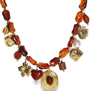 Ce collier est une pièce audacieuse et expressive, mêlant une esthétique bohème-chic à un style vintage affirmé. Bien que vous mentionniez l'acier, son design évoque surtout des matériaux organiques et précieux. Le corps du collier est composé de perles irrégulières en résine, arborant des nuances chaudes allant du caramel au cognac profond. Leur aspect translucide capte la lumière, créant des reflets ambrés. Une variété de breloques en acier doré ou laiton vieilli sont suspendues sur la partie inférieure. Un grand médaillon central ovale serti d'un cabochon rouge sombre. Des motifs symboliques : un cœur charnu, une fleur épanouie et un soleil rayonnant. Des éléments éclectiques : une perle nacrée blanche, une perle en bois sculpté et des jetons métalliques martelés. Un mousqueton sécurisé accompagné d'une chaînette d'extension, permettant d'ajuster parfaitement la taille à votre morphologie.