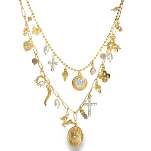 Ce collier est une pièce audacieuse et complexe qui s'inscrit parfaitement dans la tendance du maximalisme et du bijou fétiche. Il ne s'agit pas d'un simple accessoire, mais d'une véritable pièce maîtresse. Ce collier double rang en acier inoxydable doré capte l'attention par son design asymétrique et sa richesse de détails. Il mélange avec audace les styles et les textures pour un rendu unique. Un premier rang court en chaîne boules délicate. Un second rang plus long alternant une chaîne à maillons rectangulaires. Le collier est orné d'une multitude de breloques variées, créant un effet charms vintage et mystique. Croix serties de cristaux, médailles martelées et mains protectrices. Étoiles étincelantes, soleils rayonnants, papillons et perles de culture blanches. Cœurs dorés dont l'un est pavé de strass brillants. Un mousqueton sécurisé accompagné d'une chaînette d'extension, permettant d'ajuster parfaitement la taille à votre morphologie.