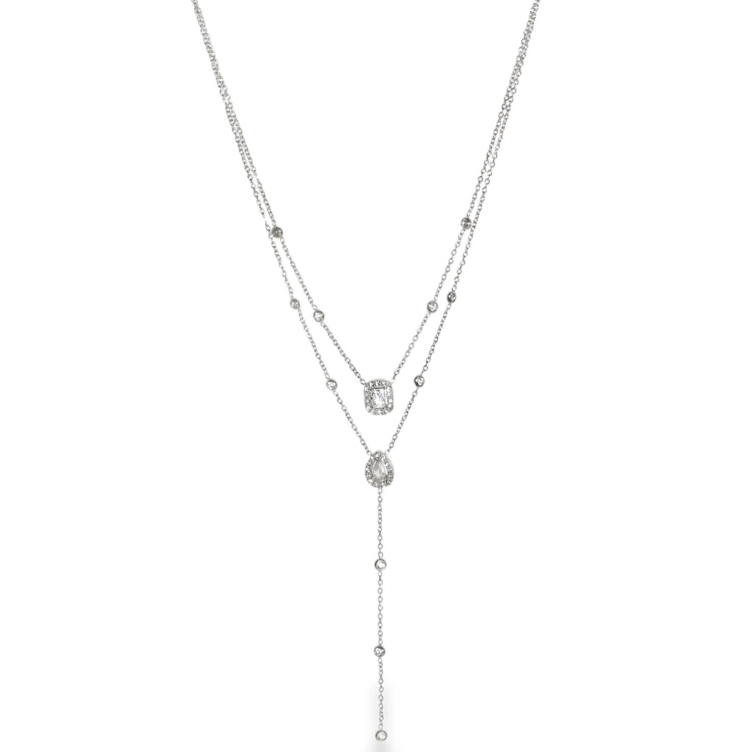 Ce collier en acier inoxydable, alliant finesse et modernité, est une pièce maîtresse pour sublimer un décolleté avec élégance. Son design multi-rangs et son style Y apportent une touche sophistiquée et aérienne à n'importe quelle tenue.<br/>Le collier se compose de deux chaînes distinctes aux longueurs complémentaires, créant un effet de superposition harmonieux sans l'encombrement de plusieurs bijoux.<br/>Le rang supérieur arbore un pendentif central de forme rectangulaire serti de cristaux brillants.<br/>Le rang inférieur met en valeur un pendentif en forme de goutte, également entouré de pierres scintillantes, qui prolonge le bijou vers le bas.<br/>Les chaînes sont délicatement ponctuées de petits cristaux sertis clos, ajoutant des points de lumière tout au long du bijou.<br/>Un mousqueton sécurisé accompagné d'une chaînette d'extension, permettant d'ajuster parfaitement la taille à votre morphologie. Multirangs Rond Strass Adolescent Adulte Femme Fille Indémodable Ce collier en acier inoxydable, alliant finesse et modernité, est une pièce maîtresse pour sublimer un décolleté avec élégance. Son design multi-rangs et son style Y apportent une touche sophistiquée et aérienne à n'importe quelle tenue.<br/>Le collier se compose de deux chaînes distinctes aux longueurs complémentaires, créant un effet de superposition harmonieux sans l'encombrement de plusieurs bijoux.<br/>Le rang supérieur arbore un pendentif central de forme rectangulaire serti de cristaux brillants.<br/>Le rang inférieur met en valeur un pendentif en forme de goutte, également entouré de pierres scintillantes, qui prolonge le bijou vers le bas.<br/>Les chaînes sont délicatement ponctuées de petits cristaux sertis clos, ajoutant des points de lumière tout au long du bijou.<br/>Un mousqueton sécurisé accompagné d'une chaînette d'extension, permettant d'ajuster parfaitement la taille à votre morphologie. Multirangs Rond Strass Adolescent Adulte Femme Fille Indémodable