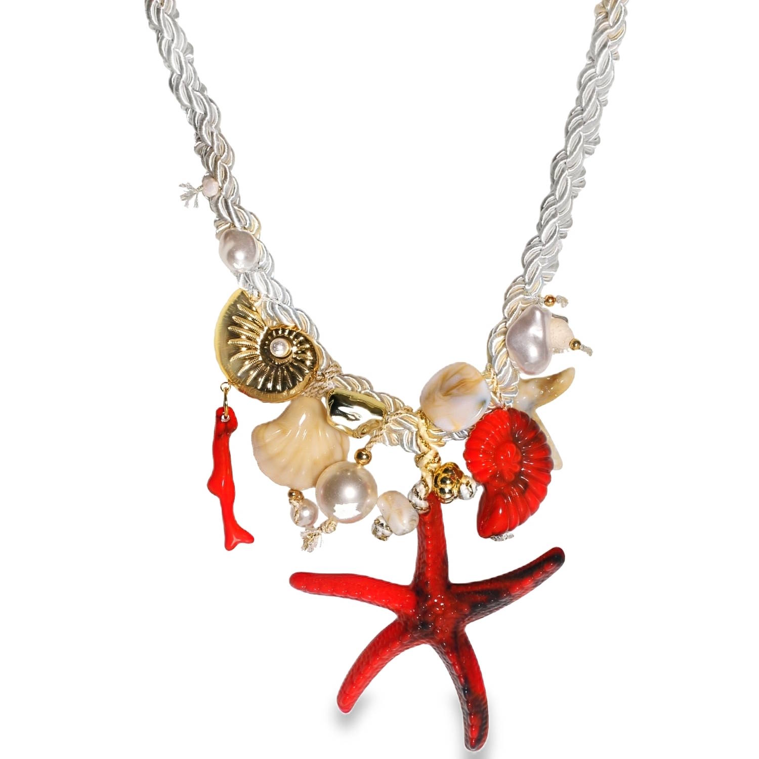 Ce collier captivant est une véritable invitation au voyage sous-marin, mêlant élégance et fantaisie marine. Bien que son armature soit robuste, son esthétique évoque la délicatesse des trésors trouvés sur le rivage.<br/>Ce bijou se distingue par son montage sur un cordon blanc torsadé, rappelant les cordages marins, qui apporte une texture raffinée et une structure solide à l'ensemble.<br/>Le centre du collier est une explosion de formes et de couleurs, composé d'une multitude de breloques suspendues.<br/>Une imposante étoile de mer rouge aux nuances dégradées, qui sert de point focal dynamique.<br/>On y trouve des reproductions de coquillages en résine aux tons crème, ainsi qu'un magnifique nautile d'un rouge vibrant qui répond à l'étoile de mer.<br/>Le collier est parsemé de perles nacrées de différentes tailles et d'un élément doré gravé en forme de coquille stylisée, ajoutant une touche de lumière luxueuse.<br/>Une branche de corail d'imitation rouge vif complète cette composition asymétrique et artistique.<br/>Un mousqueton sécurisé accompagné d'une chaînette d'extension, permettant d'ajuster parfaitement la taille à votre morphologie. Coquillage Cordon Etoile Perle Adolescent Adulte Animaux Eté Femme Fille Nature Printemps Ce collier captivant est une véritable invitation au voyage sous-marin, mêlant élégance et fantaisie marine. Bien que son armature soit robuste, son esthétique évoque la délicatesse des trésors trouvés sur le rivage.<br/>Ce bijou se distingue par son montage sur un cordon blanc torsadé, rappelant les cordages marins, qui apporte une texture raffinée et une structure solide à l'ensemble.<br/>Le centre du collier est une explosion de formes et de couleurs, composé d'une multitude de breloques suspendues.<br/>Une imposante étoile de mer rouge aux nuances dégradées, qui sert de point focal dynamique.<br/>On y trouve des reproductions de coquillages en résine aux tons crème, ainsi qu'un magnifique nautile d'un rouge vibrant qui répond à l'étoile de mer.<br/>Le collier est parsemé de perles nacrées de différentes tailles et d'un élément doré gravé en forme de coquille stylisée, ajoutant une touche de lumière luxueuse.<br/>Une branche de corail d'imitation rouge vif complète cette composition asymétrique et artistique.<br/>Un mousqueton sécurisé accompagné d'une chaînette d'extension, permettant d'ajuster parfaitement la taille à votre morphologie. Coquillage Cordon Etoile Perle Adolescent Adulte Animaux Eté Femme Fille Nature Printemps