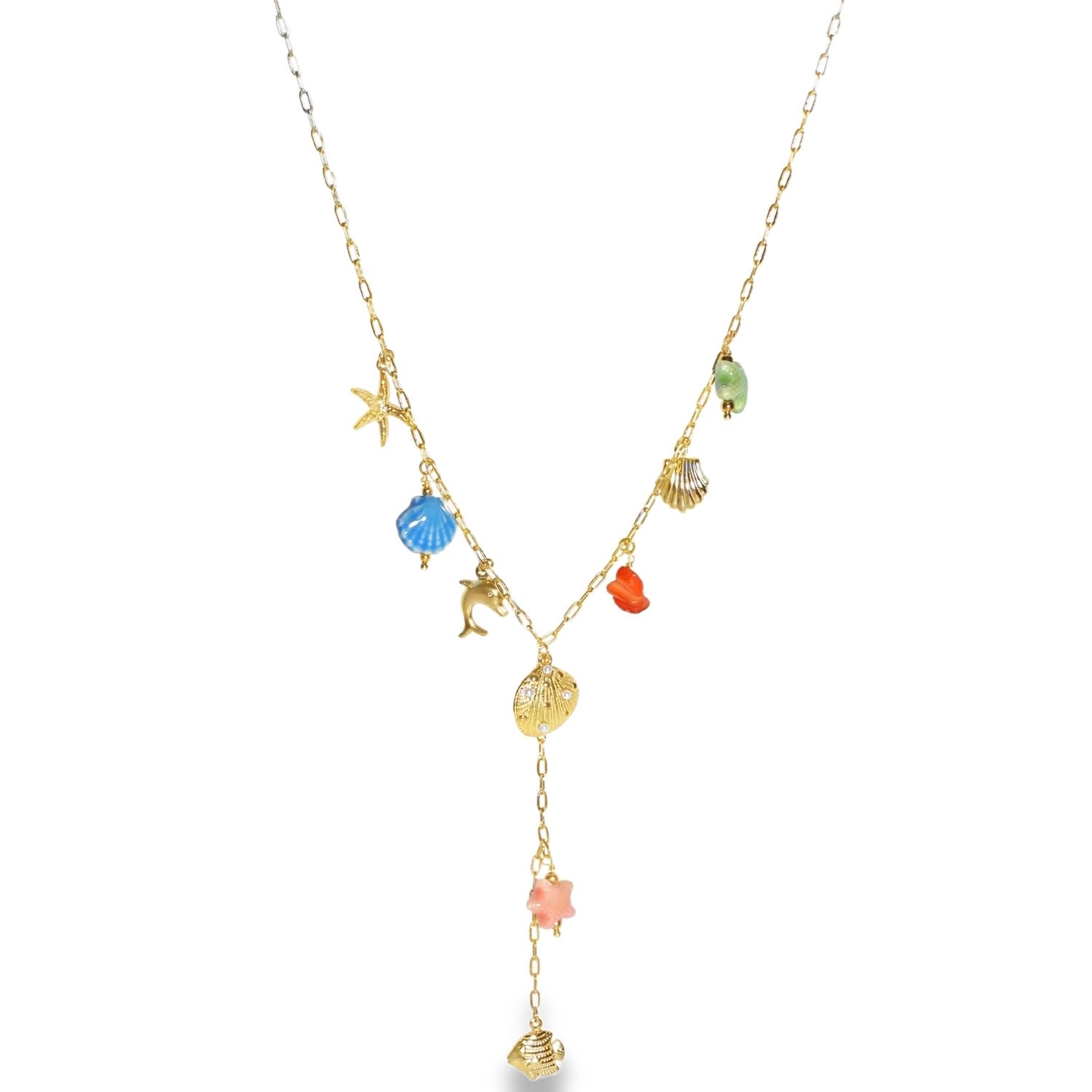 Plongez dans l'univers marin avec ce magnifique collier style Y en acier inoxydable doré. Conçu pour capturer l'essence de l'été et de la plage, ce bijou allie la robustesse de l'acier à la finesse d'un design bohème chic.<br/>Le collier se distingue par sa maille rectangulaire aérée, ponctuée de charms délicatement suspendus qui évoquent les merveilles des fonds marins.<br/>On y retrouve une étoile de mer, un dauphin joueur et plusieurs coquillages finement ciselés<br/>Des perles en résine ou émail aux teintes vibrantes (bleu azur, corail orangé, rose poudré et vert d'eau) apportent une dimension ludique et fraîche à l'ensemble.<br/>La chaîne descend élégamment vers le décolleté, se terminant par une cascade de breloques comprenant un petit poisson et une perle rose en forme d'étoile.<br/>Un mousqueton sécurisé accompagné d'une chaînette d'extension, permettant d'ajuster parfaitement la taille à votre morphologie. Coquillage Dauphin Etoile Perle Poisson Adolescent Adulte Animaux Eté Femme Fille Nature Printemps Plongez dans l'univers marin avec ce magnifique collier style Y en acier inoxydable doré. Conçu pour capturer l'essence de l'été et de la plage, ce bijou allie la robustesse de l'acier à la finesse d'un design bohème chic.<br/>Le collier se distingue par sa maille rectangulaire aérée, ponctuée de charms délicatement suspendus qui évoquent les merveilles des fonds marins.<br/>On y retrouve une étoile de mer, un dauphin joueur et plusieurs coquillages finement ciselés<br/>Des perles en résine ou émail aux teintes vibrantes (bleu azur, corail orangé, rose poudré et vert d'eau) apportent une dimension ludique et fraîche à l'ensemble.<br/>La chaîne descend élégamment vers le décolleté, se terminant par une cascade de breloques comprenant un petit poisson et une perle rose en forme d'étoile.<br/>Un mousqueton sécurisé accompagné d'une chaînette d'extension, permettant d'ajuster parfaitement la taille à votre morphologie. Coquillage Dauphin Etoile Perle Poisson Adolescent Adulte Animaux Eté Femme Fille Nature Printemps