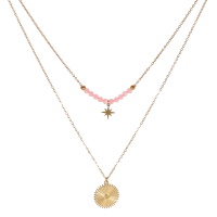Collier double rangs composé d'une chaîne de 39 cm de long avec un pendentif étoile en acier doré et des perles en véritable quartz rose, ainsi qu'une chaîne de 46 cm de long avec un pendentif rond en acier doré. Fermoir mousqueton avec 7 cm de rallonge.