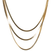 Collier triple rangs en maille miroir composé d'une chaîne de 40 cm de long en acier doré, une chaîne de 42 cm de long en acier doré, ainsi qu'une chaîne de 46 cm de long en acier doré. Fermoir mousqueton avec 6 cm de rallonge.