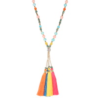 Collier sautoir fantaisie composé de perles en métal doré et perles multicolores avec 4 pompons en textile de couleur.