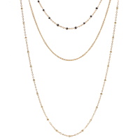 Collier sautoir triple rangs composé d'une chaîne de 38 cm de long en acier doré et de perles en émail de couleur noire, d'une chaîne de 44 cm de long en acier doré, ainsi qu'une chaîne de 60 cm de long en acier doré. Fermoir mousqueton avec 7 cm de rallonge.