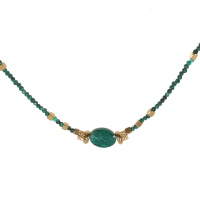 Collier composé de perles en acier doré, de perles en véritable pierre de malachite et d'une pierre de malachite de forme ovale. Fermoir mousqueton en acier doré avec 7 cm de rallonge.
